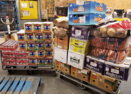 Des produits d’épicerie empilés sur des palettes dans un arrière-magasin. 