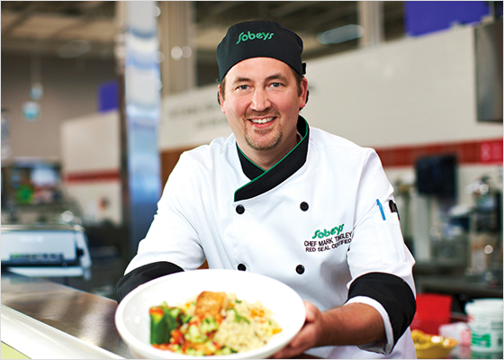 Un chef de Sobeys présente une assiette de nourriture.