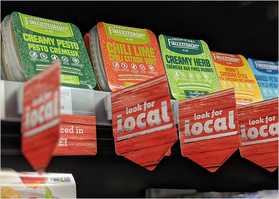 Des fromages locaux sur une tablette.