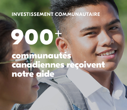 Un jeune garçon avec un sac à dos sourit à une fille