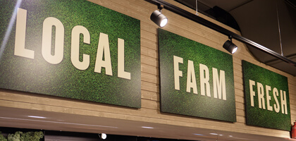 Une image montrant un cadre "Local Farm Fresh" accroché au mur