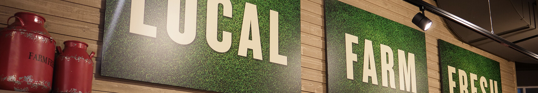 Une image montrant un cadre "Local Farm Fresh" accroché au mur