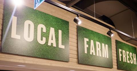 Une image montrant un cadre "Local Farm Fresh" accroché au mur
